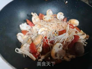 荠菜油豆腐金针菇汤的做法步骤：5