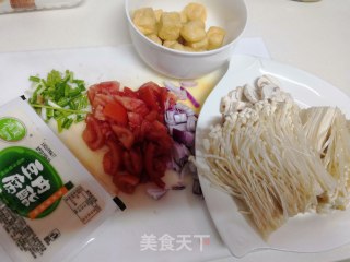 洋葱西红柿豆腐金针菇汤的做法步骤：1