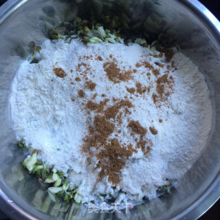 槐花麦饭的做法步骤：3