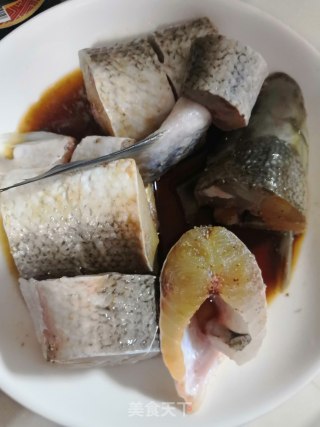 啤酒焖豆腐鱼的做法步骤：2