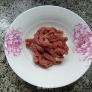黄花菜瘦肉丝炒灯椒的做法步骤：2