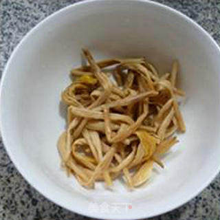 黄花菜瘦肉丝炒灯椒的做法步骤：3