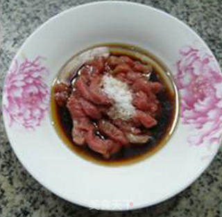 黄花菜瘦肉丝炒灯椒的做法步骤：4