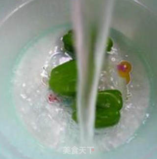 黄花菜瘦肉丝炒灯椒的做法步骤：5