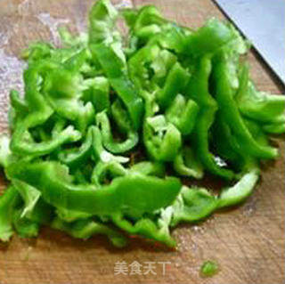 黄花菜瘦肉丝炒灯椒的做法步骤：6