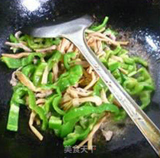 黄花菜瘦肉丝炒灯椒的做法步骤：8