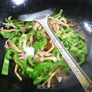 黄花菜瘦肉丝炒灯椒的做法步骤：9