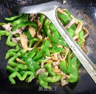 黄花菜瘦肉丝炒灯椒的做法步骤：10
