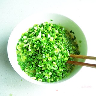 蒜薹尖鸡蛋饼的做法步骤：4