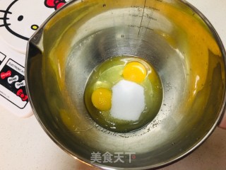 红丝绒草莓千层的做法步骤：2