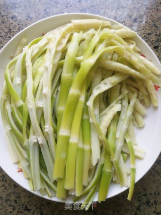 腊肉炒笋的做法步骤：1