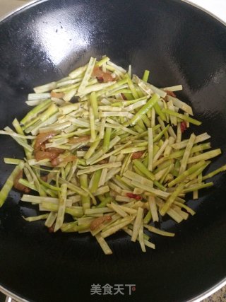 腊肉炒笋的做法步骤：6