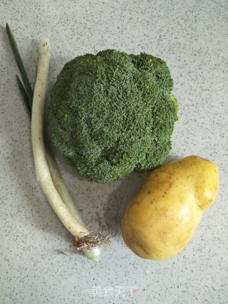 土豆炒西兰花的做法步骤：1