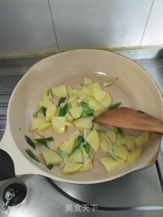 土豆炒西兰花的做法步骤：9