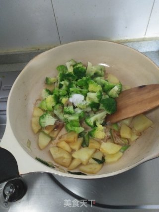 土豆炒西兰花的做法步骤：11