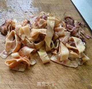 榨菜丝鱿鱼鲞炒毛豆的做法步骤：5