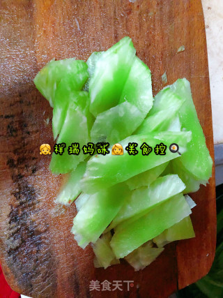 ????‍????仙草烹饪????cooking????‍????：祥瑞宝贝的餐桌之青笋花菜????的做法步骤：1