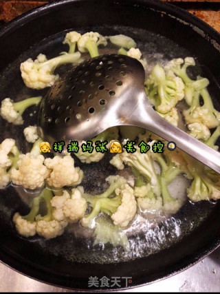 ????‍????仙草烹饪????cooking????‍????：祥瑞宝贝的餐桌之青笋花菜????的做法步骤：2