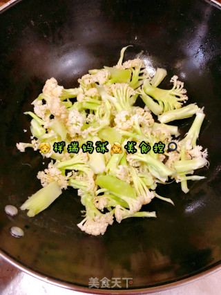 ????‍????仙草烹饪????cooking????‍????：祥瑞宝贝的餐桌之青笋花菜????的做法步骤：3