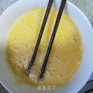 葱爆蛋的做法步骤：1