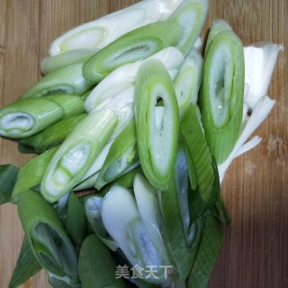 葱爆蛋的做法步骤：2