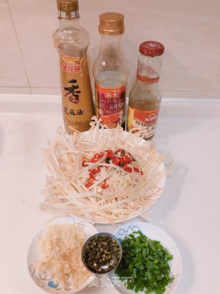 小米椒蒜蓉金针菇的做法步骤：1