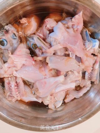 水煮麻辣牛蛙的做法步骤：2