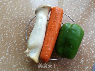 青椒胡萝卜炒杏鲍菇的做法步骤：1