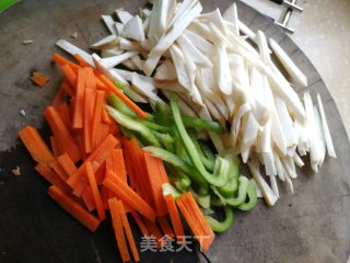 青椒胡萝卜炒杏鲍菇的做法步骤：2