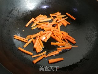 青椒胡萝卜炒杏鲍菇的做法步骤：3