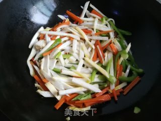 青椒胡萝卜炒杏鲍菇的做法步骤：4