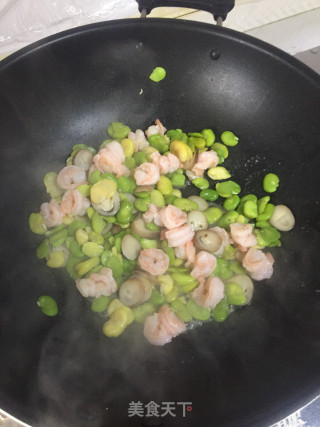 蚕豆瓣草菇炒虾仁的做法步骤：3
