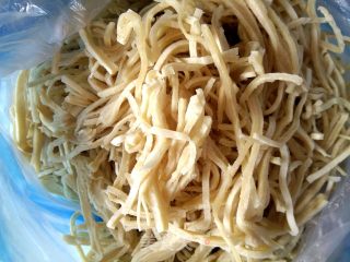 蒜苔炒饼丝的做法步骤：2