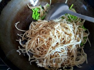 蒜苔炒饼丝的做法步骤：4