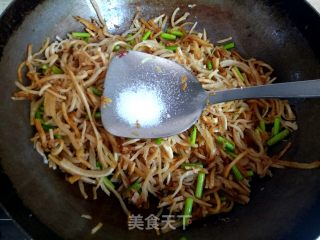 蒜苔炒饼丝的做法步骤：7