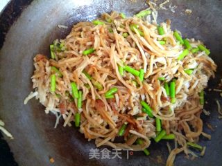 蒜苔炒饼丝的做法步骤：8