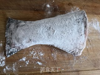 裙带菜豆腐香菇炖鱼尾的做法步骤：3