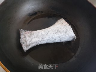 裙带菜豆腐香菇炖鱼尾的做法步骤：4