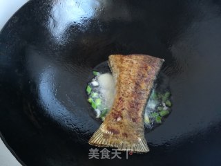 裙带菜豆腐香菇炖鱼尾的做法步骤：10