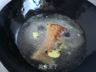 裙带菜豆腐香菇炖鱼尾的做法步骤：11