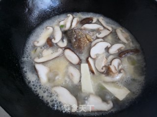 裙带菜豆腐香菇炖鱼尾的做法步骤：13