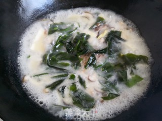 裙带菜豆腐香菇炖鱼尾的做法步骤：14