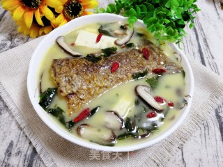 裙带菜豆腐香菇炖鱼尾的做法步骤：17
