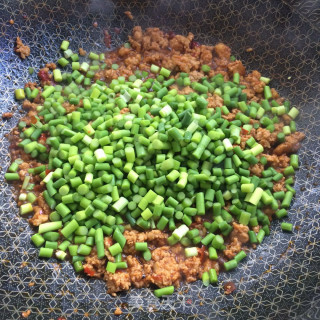 酱肉末炒蒜苔的做法步骤：6