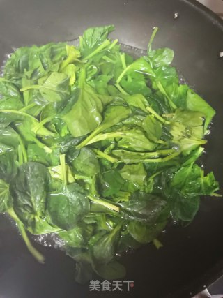 菠菜水果蛋糕卷的做法步骤：1