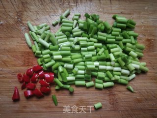 蒜苔炒馍花的做法步骤：2