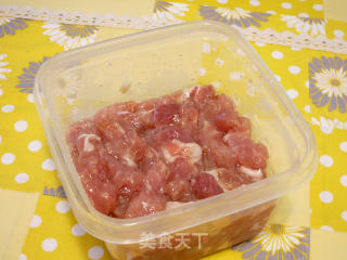 韮菜花木耳玉米炒肉丁的做法步骤：1