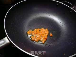 韮菜花木耳玉米炒肉丁的做法步骤：4
