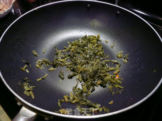 韮菜花木耳玉米炒肉丁的做法步骤：5