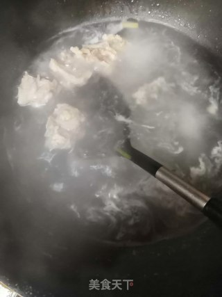 排骨松茸菇汤的做法步骤：1